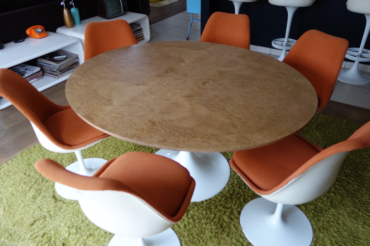 blad in wortelhoutfineer voor Saarinen's vintage tafel